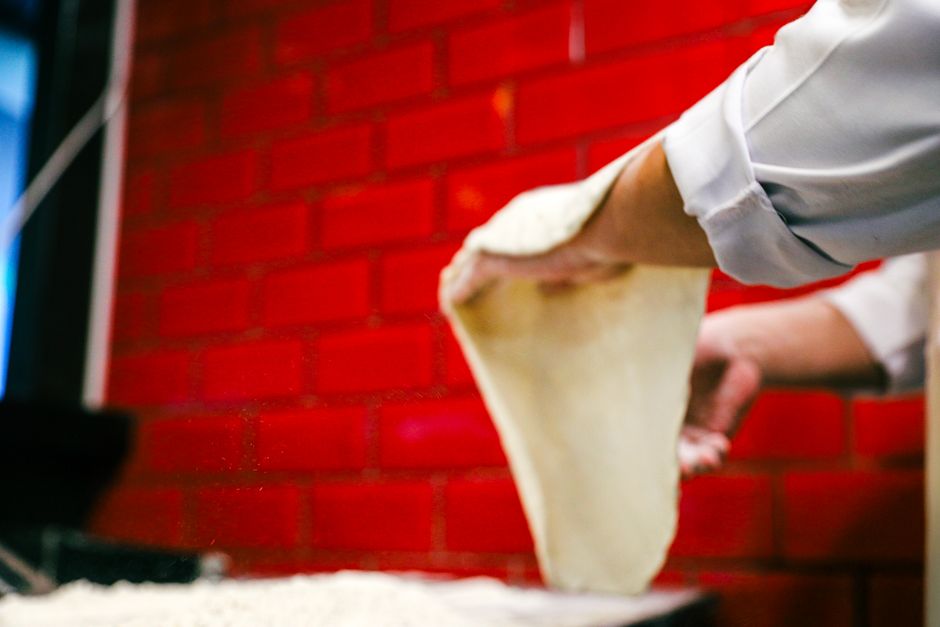Шеф-кухар готує піцу в Pizzelia