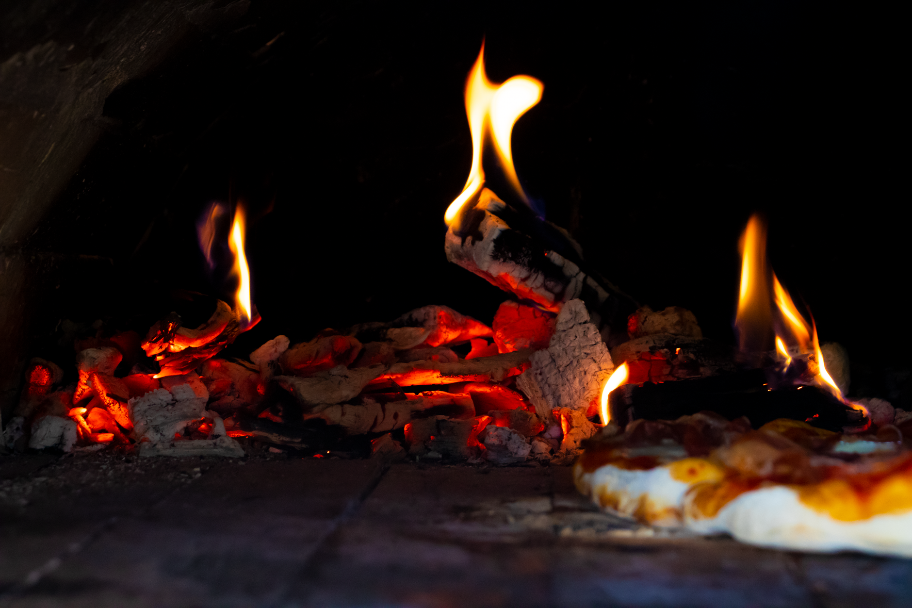 Піца випікається у традиційній дров'яній печі Pizzelia